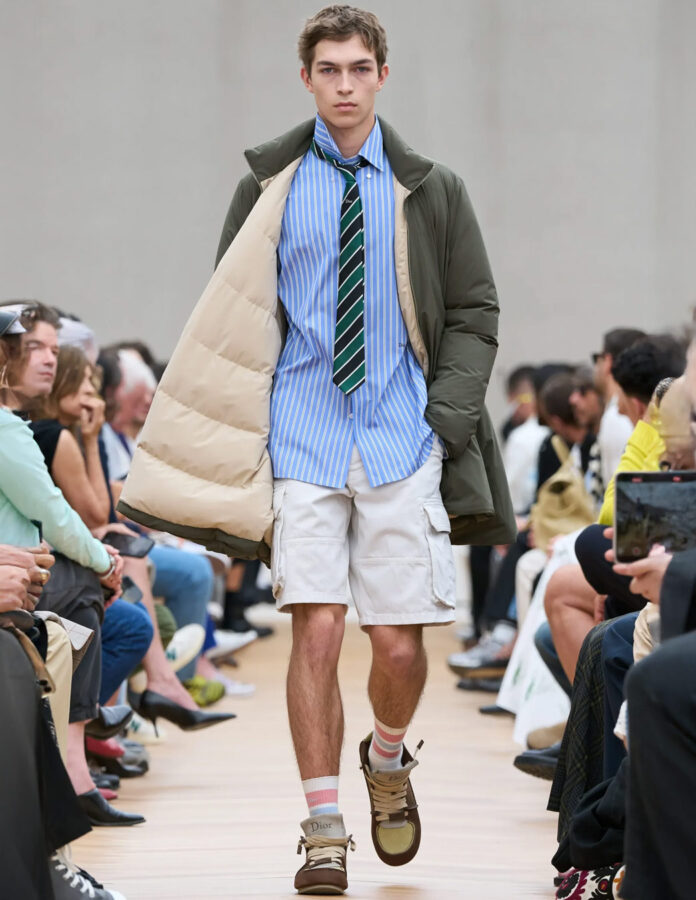 Zapatillas Dior Roadie en tonos tierra y verde en el desfile Dior Men Primavera 2026.