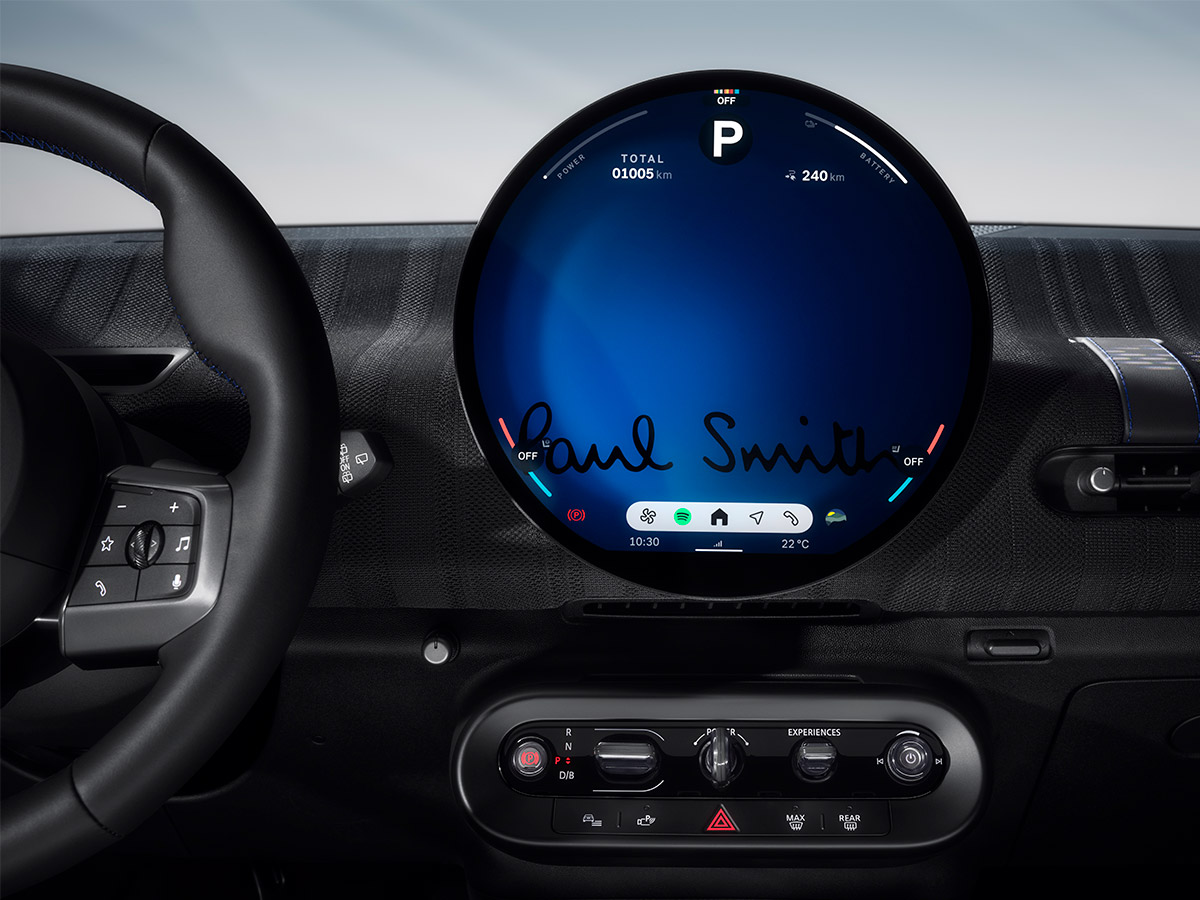 Detalle del salpicadero del Nuevo MINI Paul Smith Edition con la firma de Paul Smith en la pantalla central.