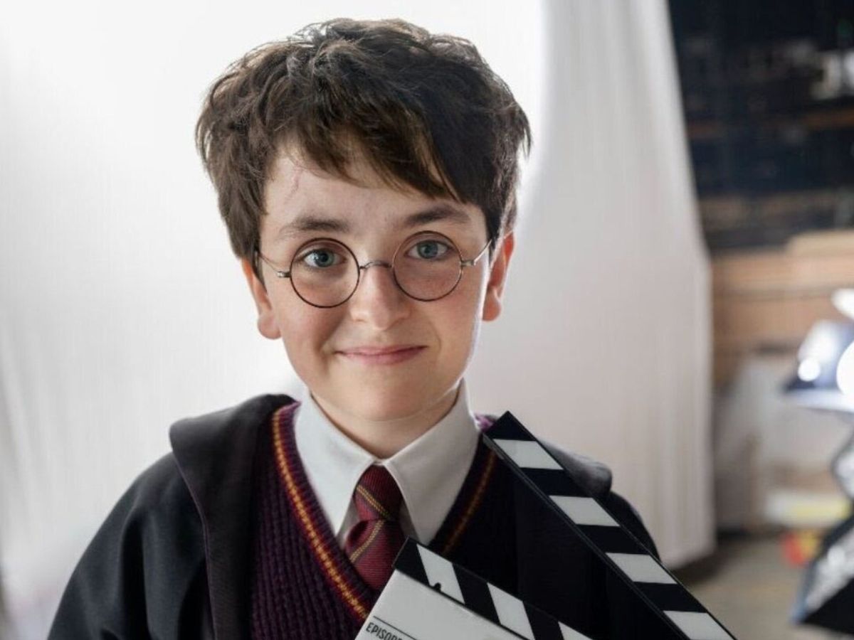 El actor Domic McLaughlin caracterizado del personaje Harry Potter para la nueva serie de HBO
