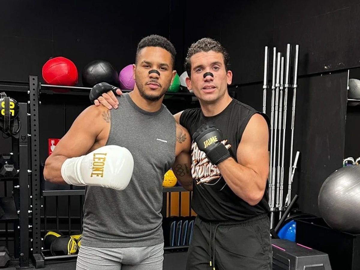 El actor Jaime Lorente boxeando con una tira nasal para respirar mejor