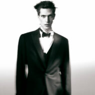 Ahora en serio: por qué todavía hay hombres que llevan mal el esmoquin El modelo Edoardo Sebastianelli vestido con un esmoquin de Giorgio Armani para la campaña Made to Measure 2022