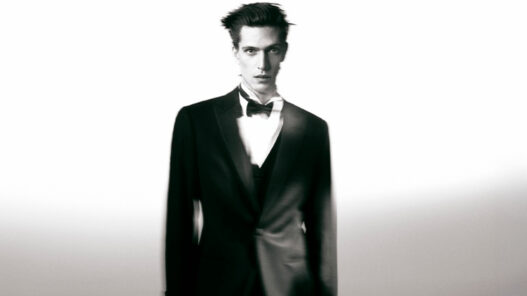El modelo Edoardo Sebastianelli vestido con un esmoquin de Giorgio Armani para la campaña Made to Measure 2022
