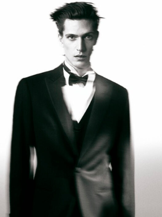 El modelo Edoardo Sebastianelli vestido con un esmoquin de Giorgio Armani para la campaña Made to Measure 2022