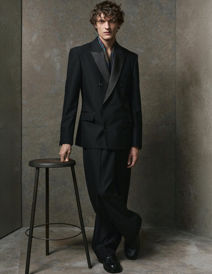 Modelo llevando la blazer de esmoquin Limited Edition de Zara con solapas satinadas.