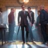 Escena de la película Kingsman: El servicio secreto, en la que se ve Colin Firth vestido de traje muy elegante entrando a un bar en el que hay chicos vestidos informales