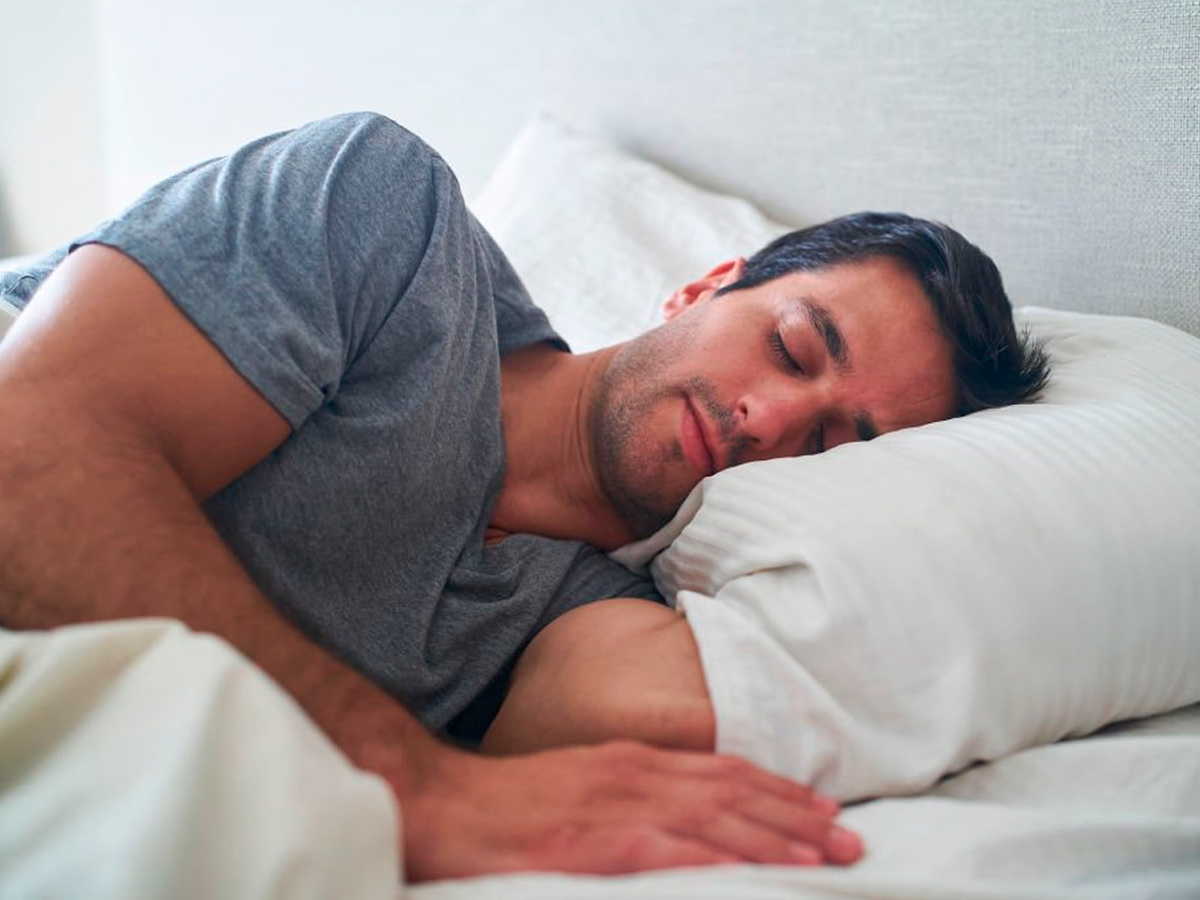 Hombre descansando profundamente, símbolo de la importancia del sueño para la salud cardiovascular según José Abellán.