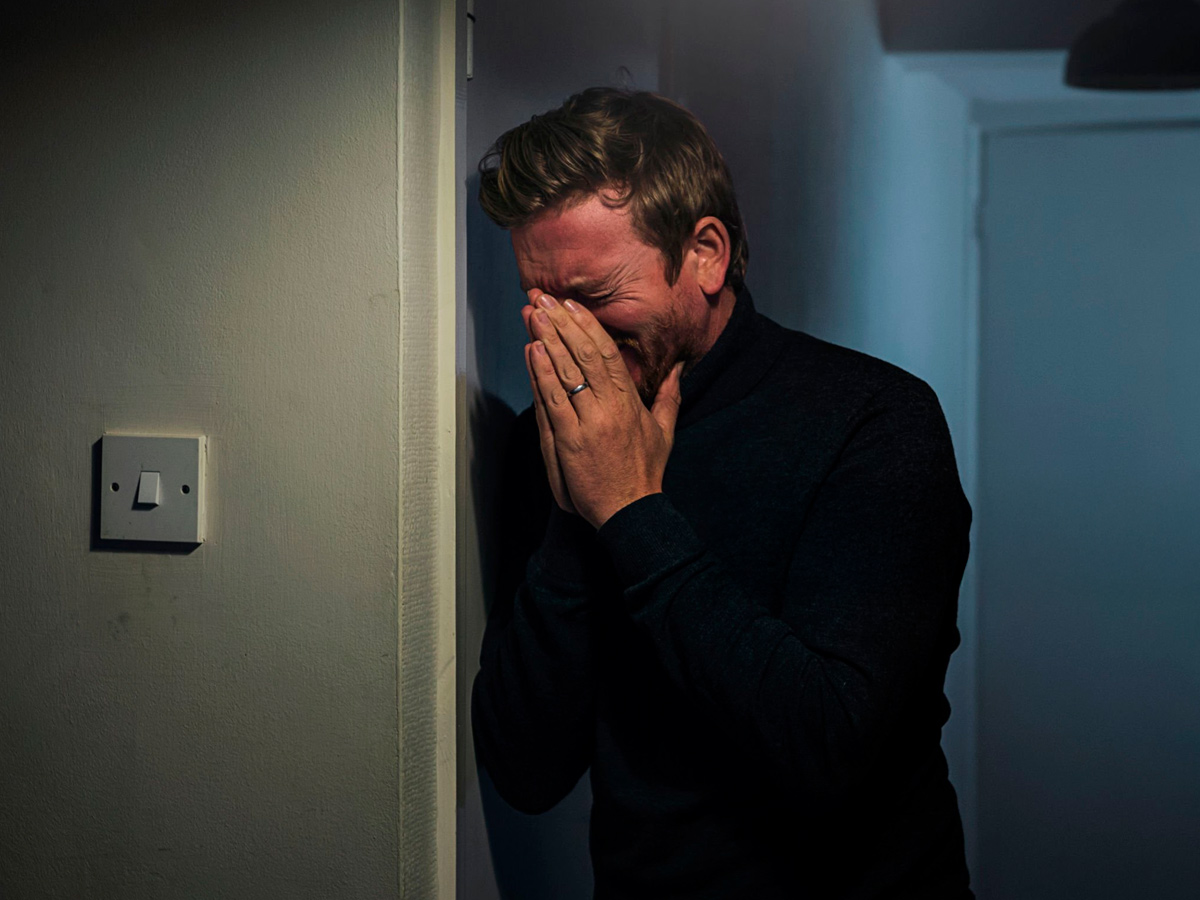 hombre llorando apoyado en una pared o hombre victimizándose, otra de las actitudes más comunes cuando desarmas a un narcisista