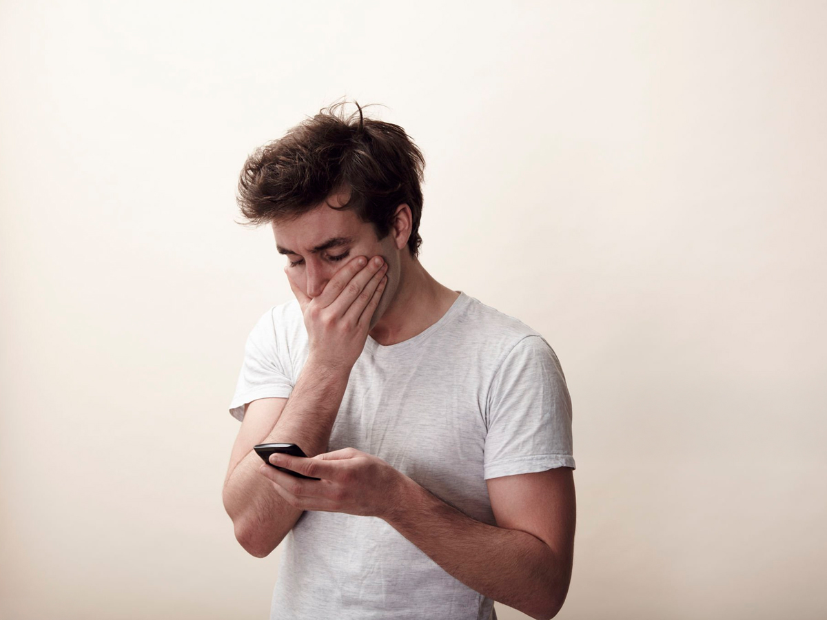 chico joven sorprendido, es la primera reacción al desarmar narcisista