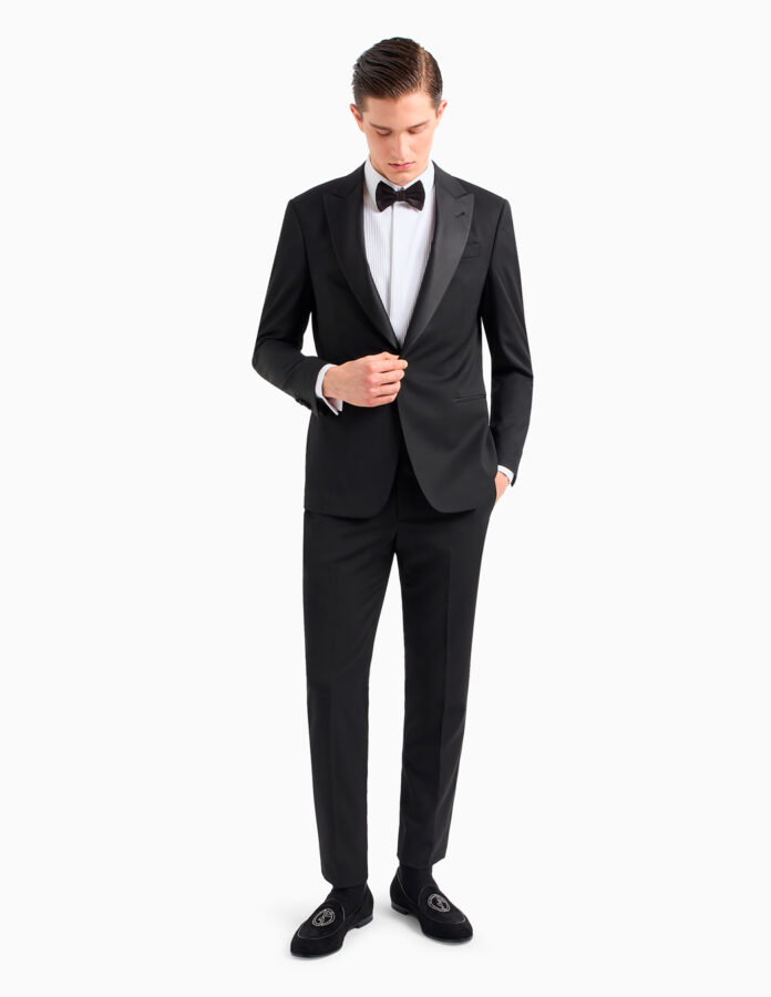 modelo hombre vestido de esmoquin de abotonadura sencilla.