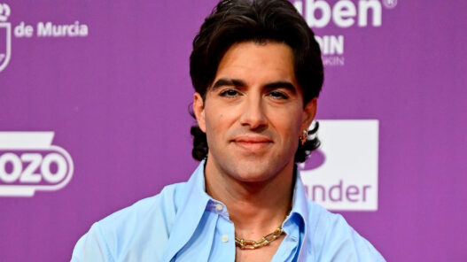 Primer plano del cantante Álvaro de Luna, uno de los hombres mejor vestidos en Los 40 Music Awards