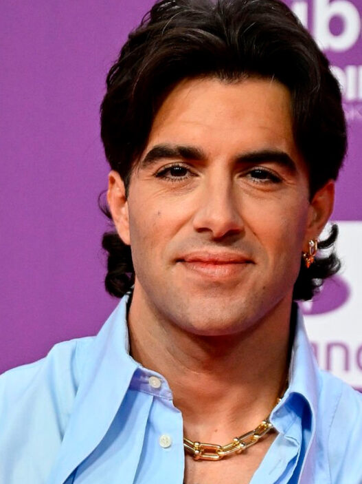 Primer plano del cantante Álvaro de Luna, uno de los hombres mejor vestidos en Los 40 Music Awards