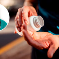 José Abellán, cardiólogo: "Estos suplementos fitness son una pérdida de tiempo y de dinero" Hombre poniéndose un suplemento deportivo en la mano y arriba, un recuadro destacado con un retrato del doctor José Abellán. Imagen destacada para un artículo en el que el cardiólogo José Abellán habla de los suplementos deportivos que NO sirven para nada