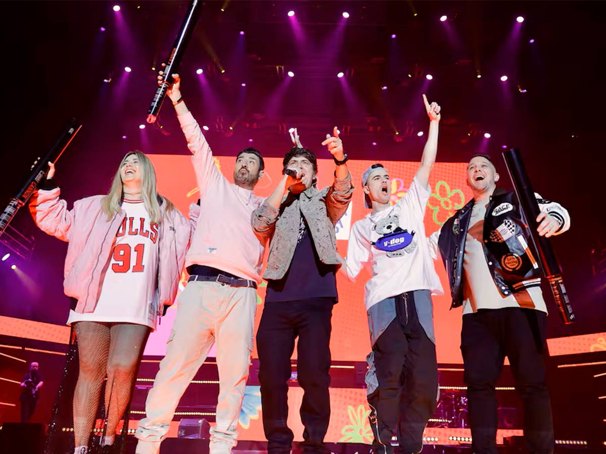 Los locutores de Los 40 sobre un escenario