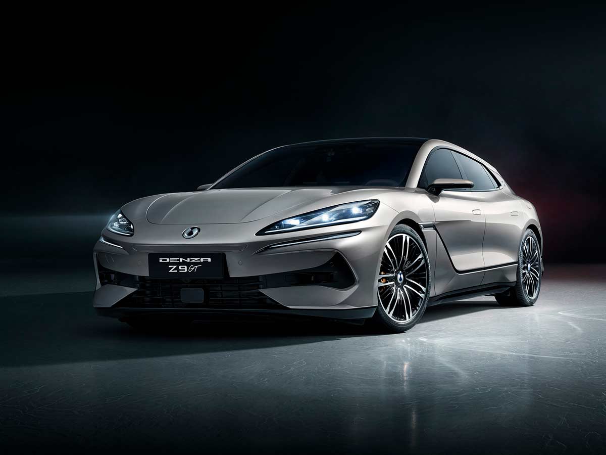 Denza Z9 GT estacionado en un estudio de fotografía con luz tenue