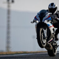 Las mejores motos deportivas de 2025: cinco máquinas que convierten cada curva en un lujo Motero haciendo un caballito con una moto deportiva en una carretera