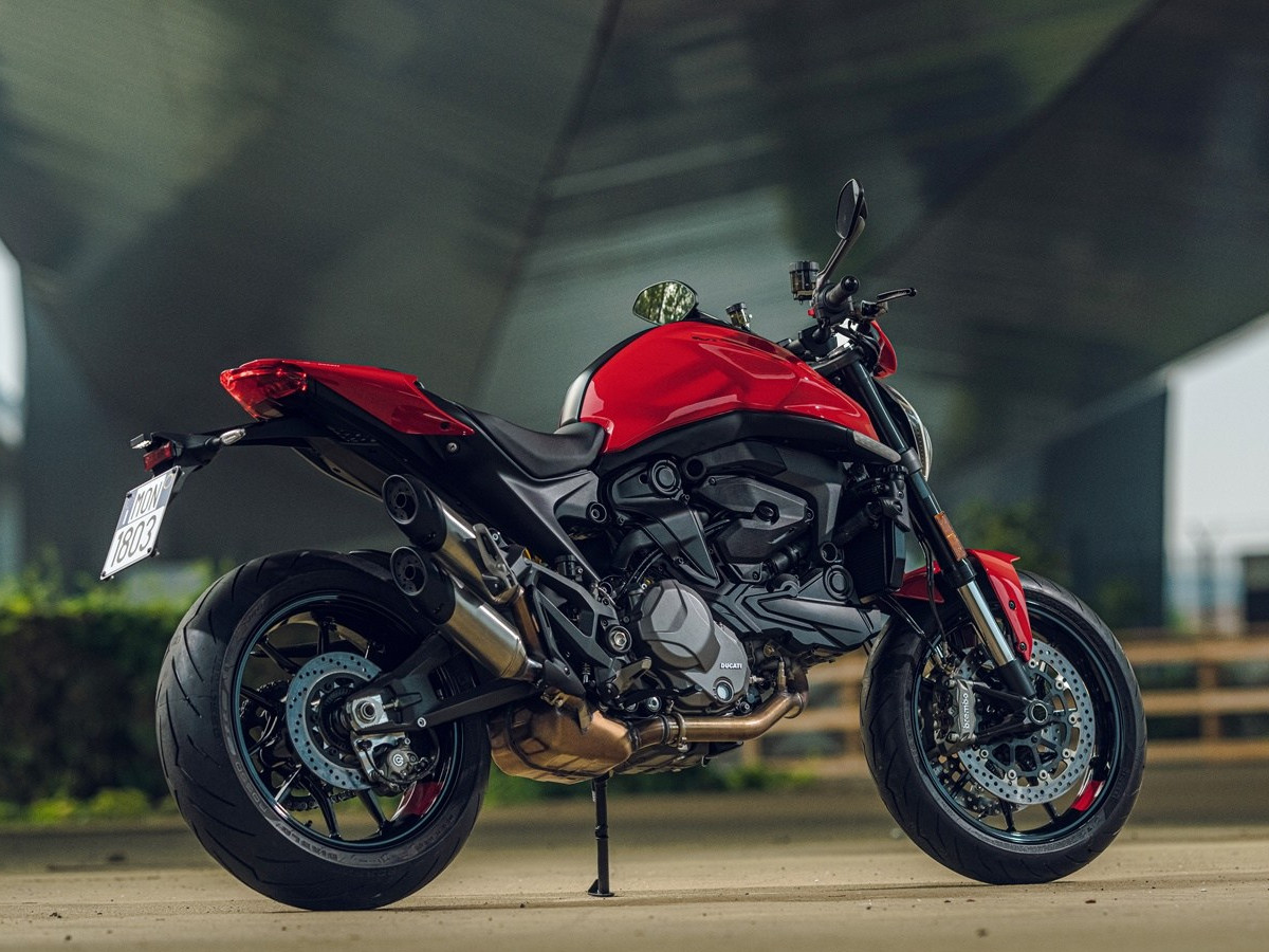 Moto Ducati Monster roja