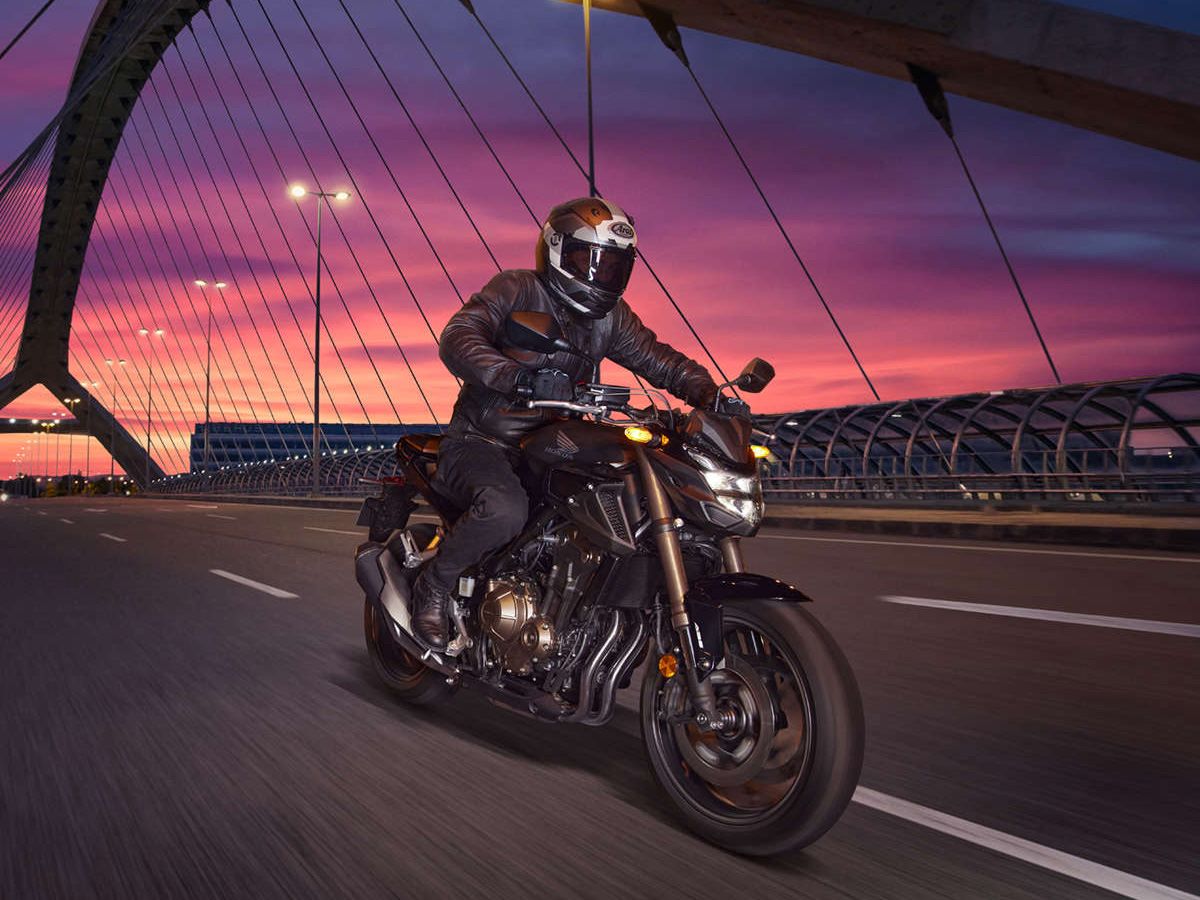 Hombre conduciendo una moto Honda CB500F