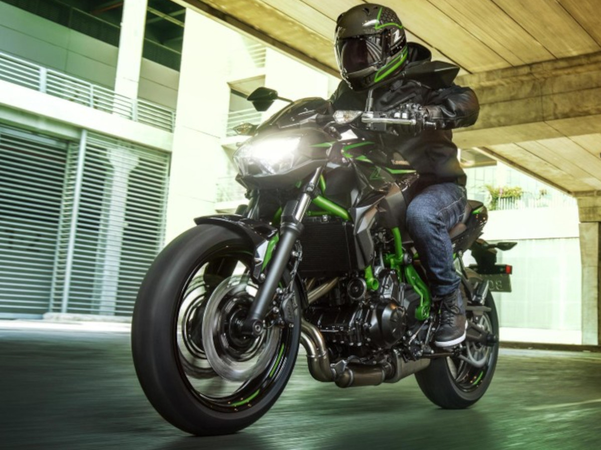 Hombre conduciendo una Kawasaki Z650 verde