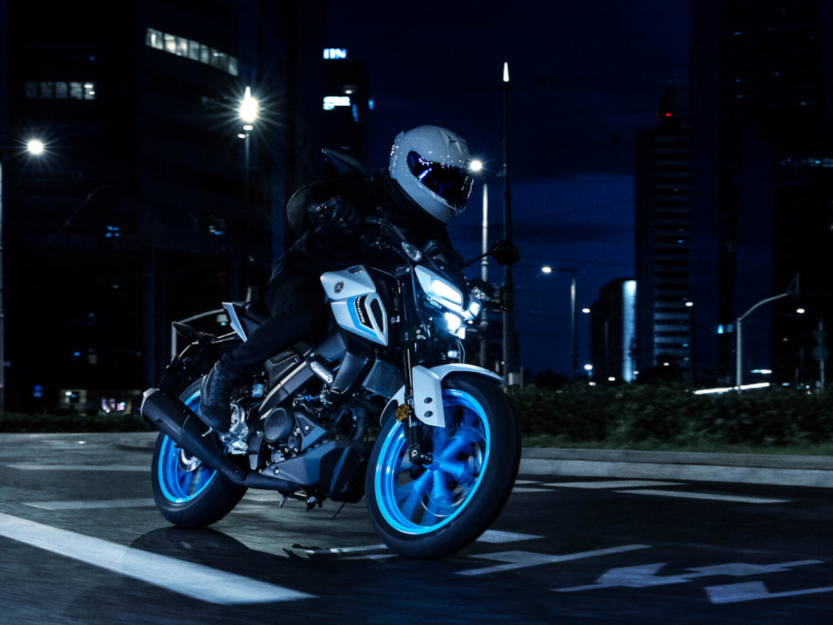 Hombre conduciendo una Yamaha MT-125 color azul.