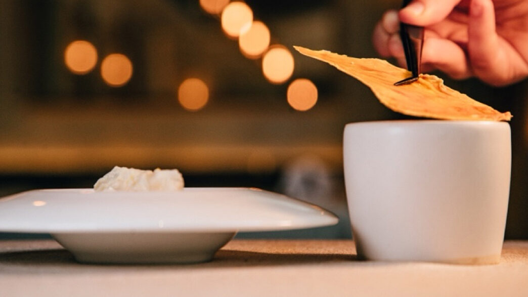 lámina crujiente del menú degustación del restaurante Faralá servida sobre una crema suave