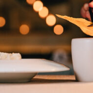 Los 3 menús degustación que le han valido a este restaurante de Granada su primera estrella Michelin lámina crujiente del menú degustación del restaurante Faralá servida sobre una crema suave