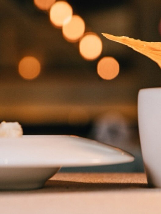 lámina crujiente del menú degustación del restaurante Faralá servida sobre una crema suave