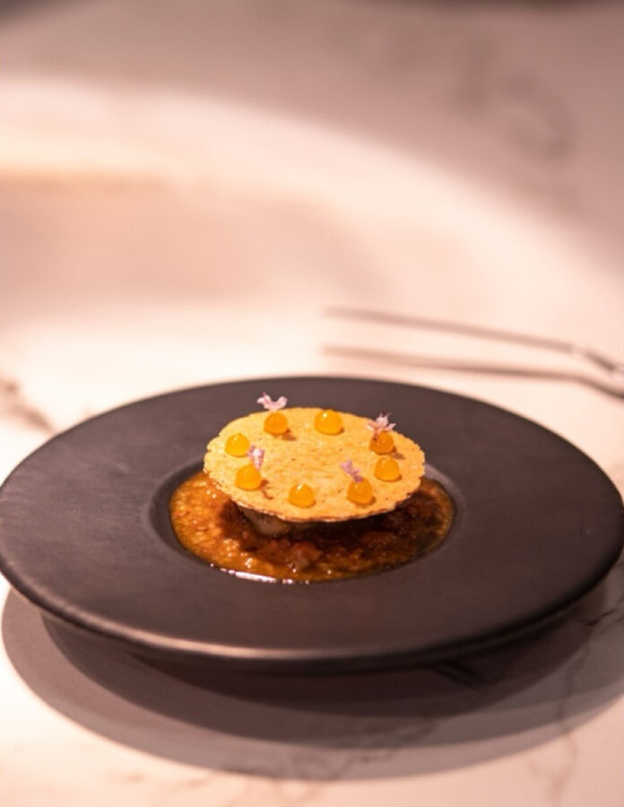 plato del menú degustación del restaurante Faralá con base melosa y disco crujiente decorado