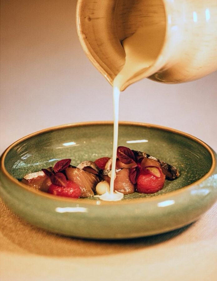 láminas de caballa con tomate cherry confitado y sopa fría de ajoblanco en el menú degustación de Faralá