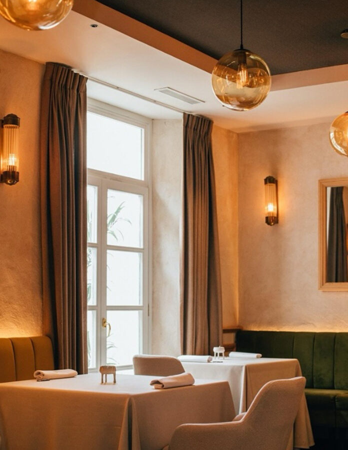 salón comedor del restaurante Faralá en Granada