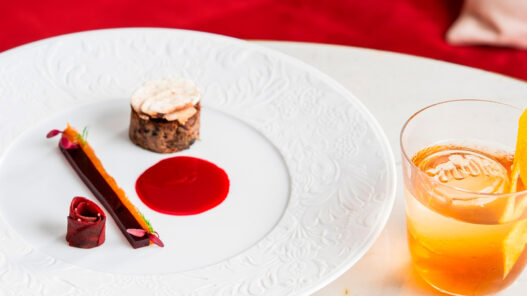 Mesa muy elegante del restaurante Saddle, de Madrid, con algunos de los platos de su menú degustación, condecorados con una estrella Michelin