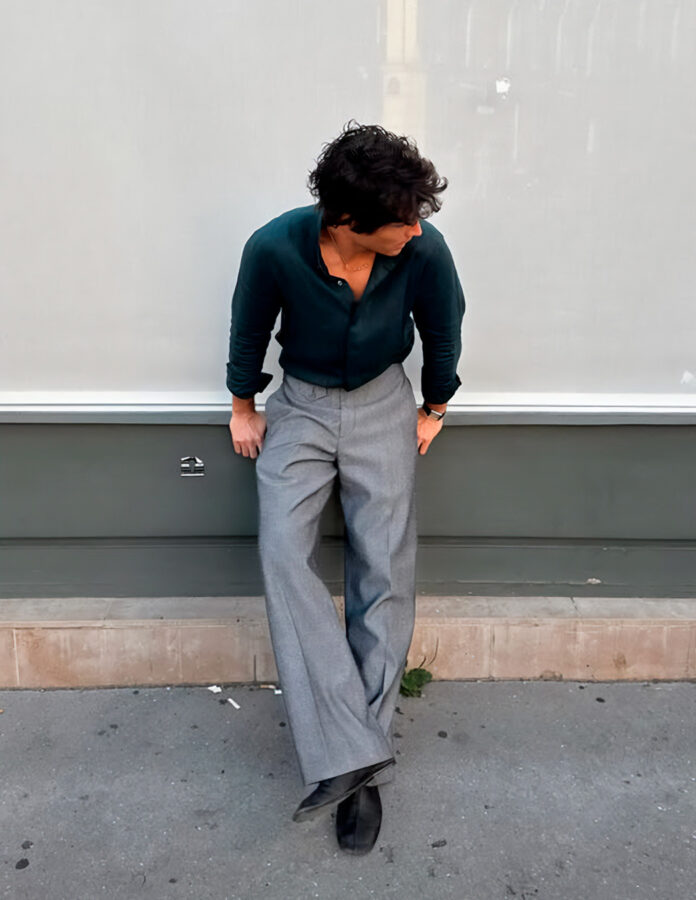 El modelo e influencer Alex de Mora vestido con unos pantalones acampanados grises