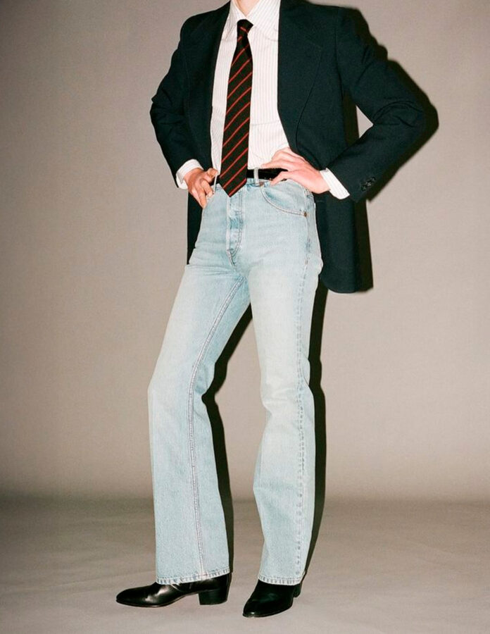 Modelo vistiendo unos pantalones acampanados con botines.