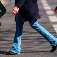 Los pantalones acampanados destronan al estilo baggy y así tienes que vestirlos este invierno 2025 Collage de diferentes hombres vistiendo pantalones acampanados o bootcut