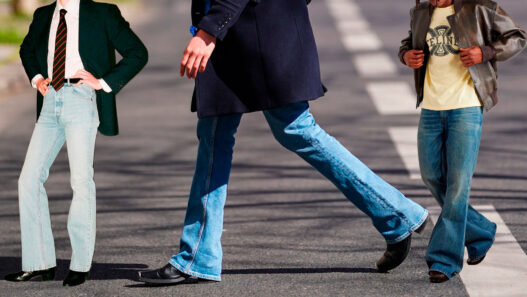 Collage de diferentes hombres vistiendo pantalones acampanados o bootcut