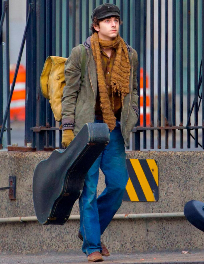Timothée Chalamet interpretando a Bob Dylan y vestido con unos pantalones de estilo "Bootcut"
