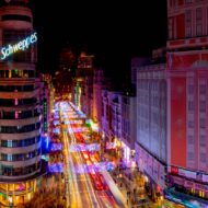 10 planes diferentes, originales y divertidos para disfrutar de Madrid durante el puente de la Virgen de la Almudena Vista aérea de la Gran Vía de Madrid de noche, con el edificio Schweppes en primer plano iluminado