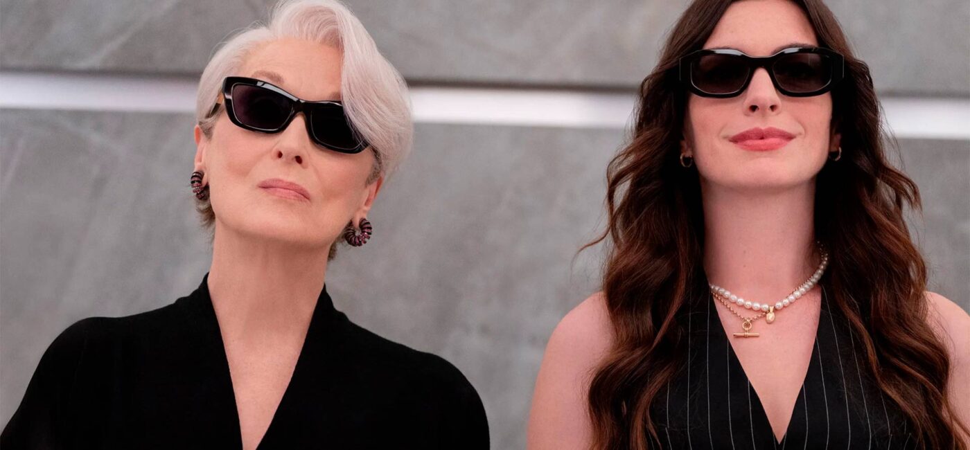 Escena del primer teaser de la película El Diablo viste de Prada dos, en la que se ve a Miranda y a Andrea juntas en el famoso ascensor de las oficinas de Runway