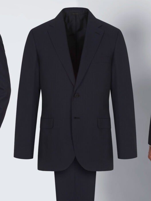 collage que muestra un hombre vestido de traje por la parte delantera, la silueta de un traje para ir a la oficina, y el traje visto de espaldas. Imagen principal sobre un artículo que habla de las 5 normas imprescindibles para vestir bien el traje de oficina