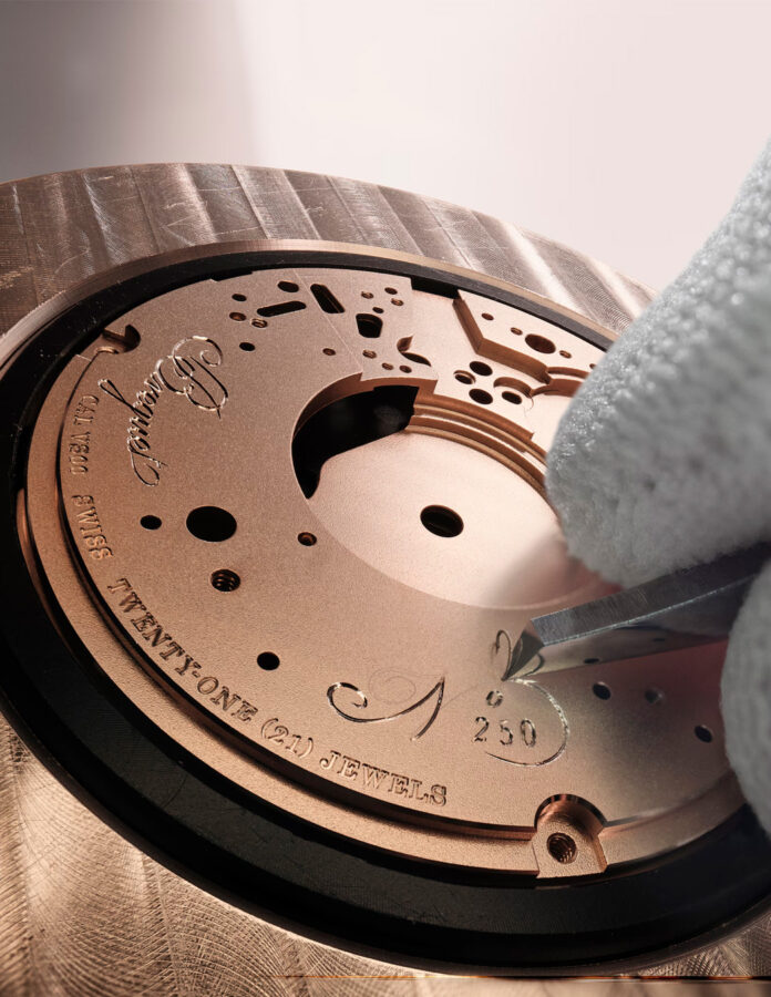 grabado artesanal del movimiento del reloj Breguet Classique Souscription 2025