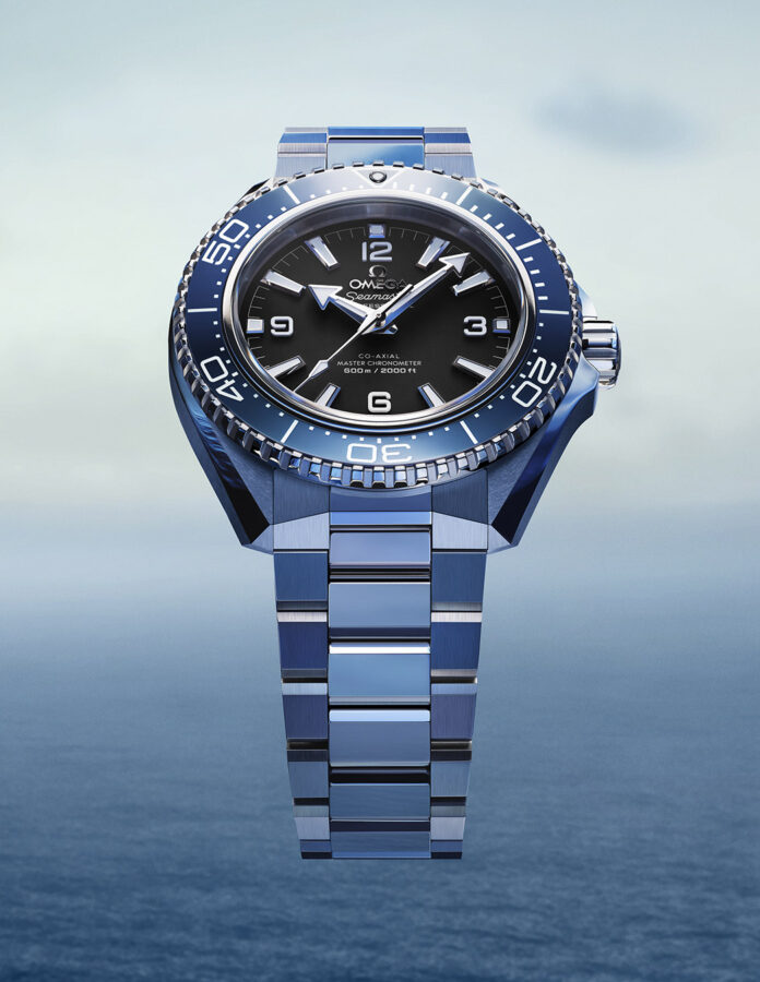 Primer plano del nuevo Planet Ocean azul de 42 mm con brazalete de acero y bisel cerámico azul de OMEGA.