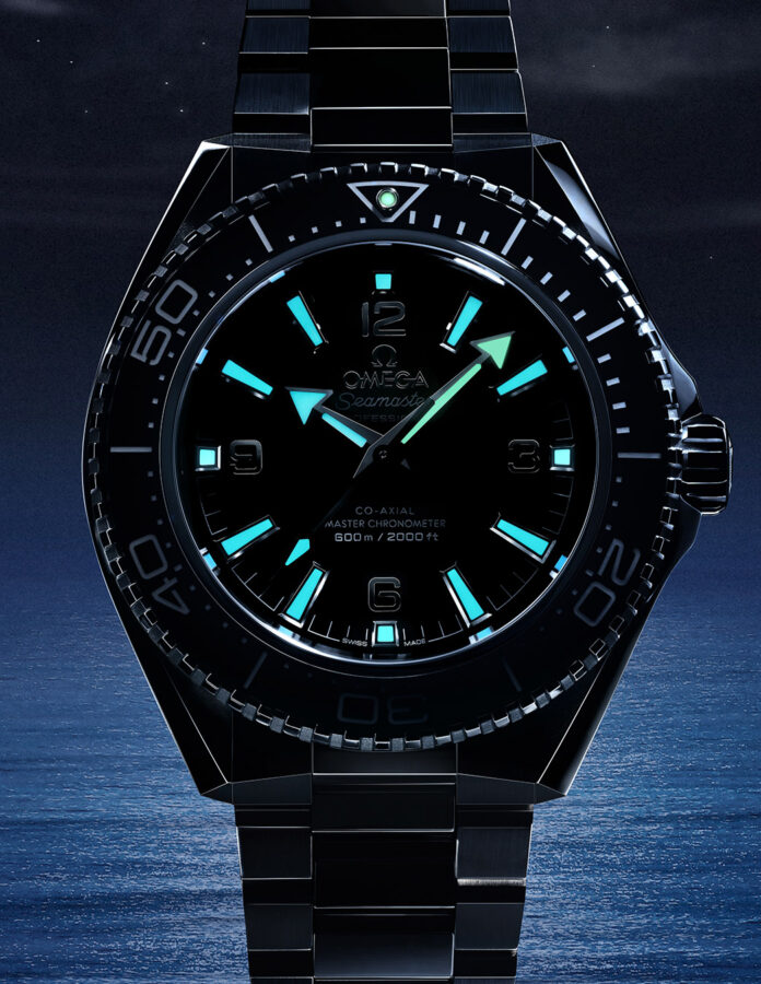 El Planet Ocean azul iluminado en la oscuridad con agujas e índices con Super-LumiNova.