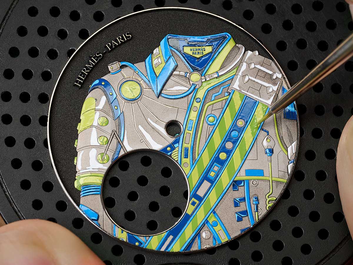 artesano pintando la esfera del reloj Hermès Slim d’Hermès Néo Brandebourgs a mano