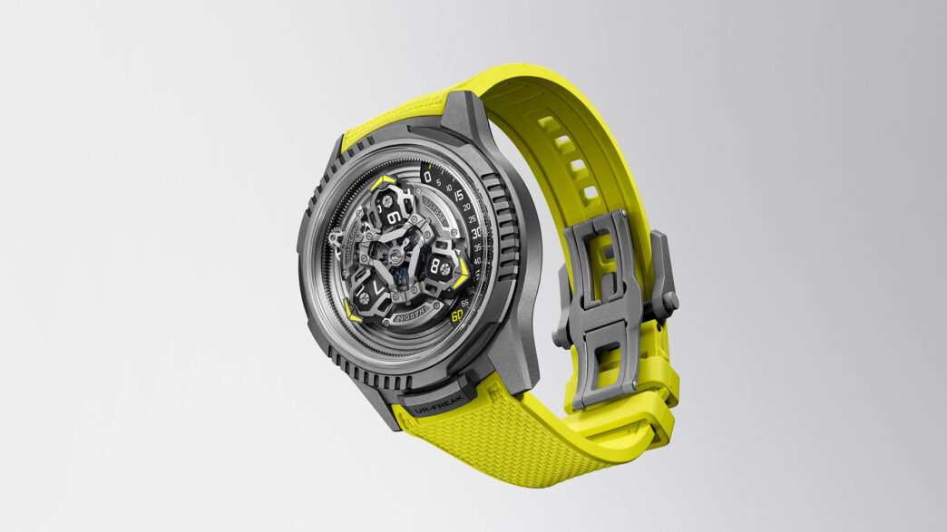 reloj Ulysse Nardin y Urwerk UR-FREAK en perspectiva lateral con correa amarilla