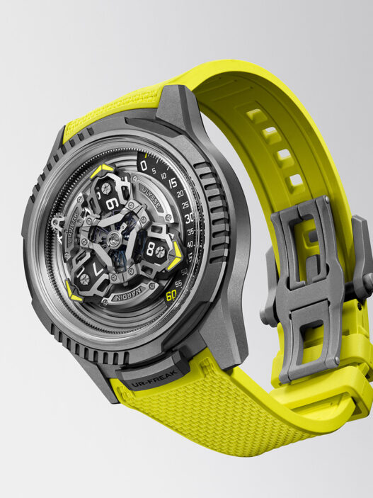 reloj Ulysse Nardin y Urwerk UR-FREAK en perspectiva lateral con correa amarilla