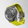 reloj Ulysse Nardin y Urwerk UR-FREAK en perspectiva lateral con correa amarilla
