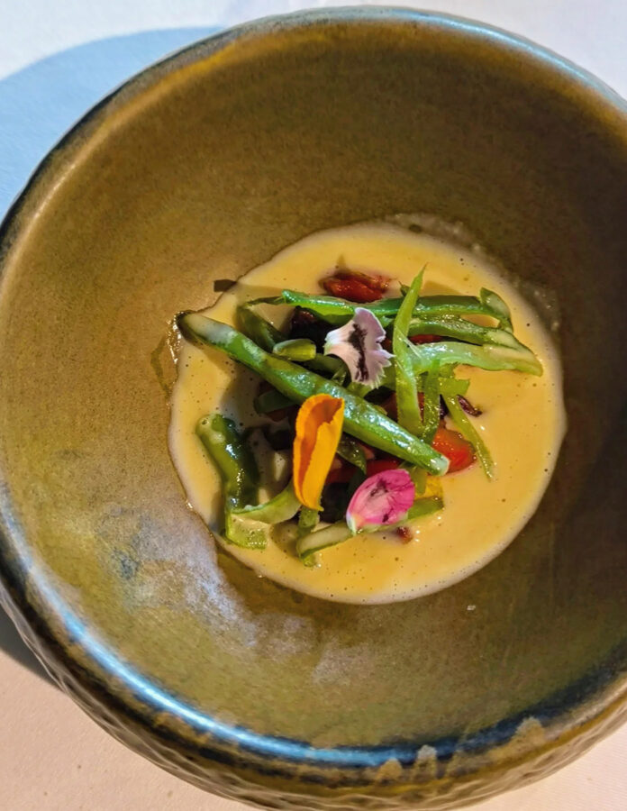 Plato de Judías verdes, pimiento rojo, mollejas de pato y salsa carbonara del restaurante Casa Rubén, en Tella