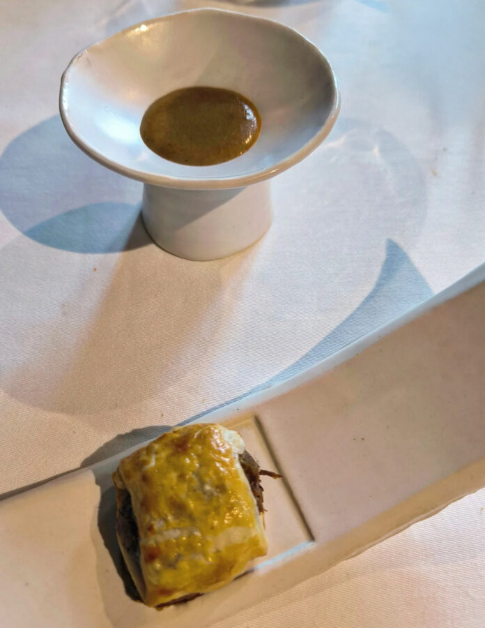 Plato de Napolitana de ternasco del Sobrarbe con salsa almadroc del restaurante Casa Rubén, en Tella.