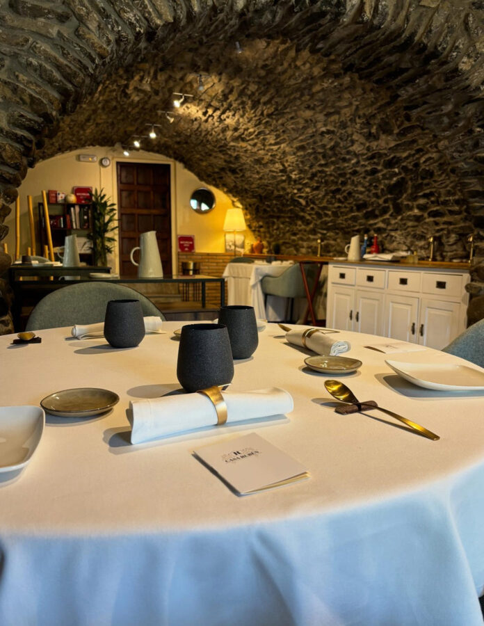 Salón comedor del restaurante Casa Rubén, en Tella, Huesca.