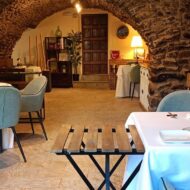 Con solo 3 mesas para 8 comensales, este restaurante de Huesca ha conseguido su primera Estrella Michelin Mesas del comedor del restaurante Casa Rubén, en Tella, Huesca.