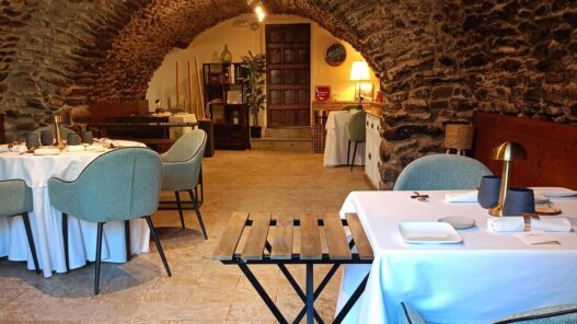 Mesas del comedor del restaurante Casa Rubén, en Tella, Huesca.